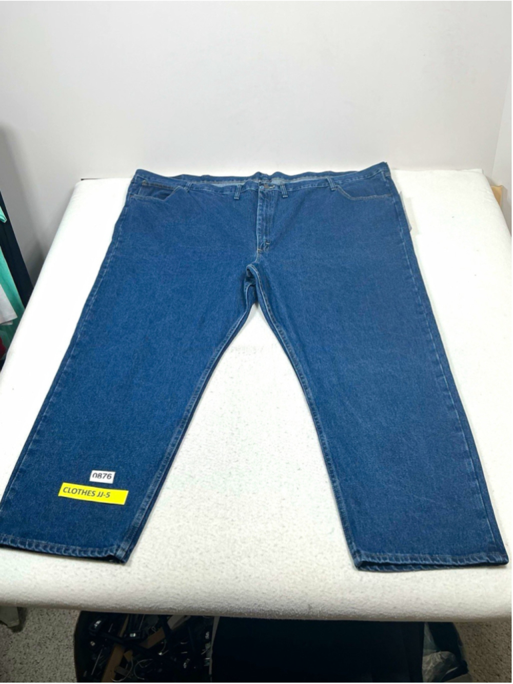 Wrangler Men’s Relaxed Fit Blue Denim Jeans Straight Leg 60 inch waist